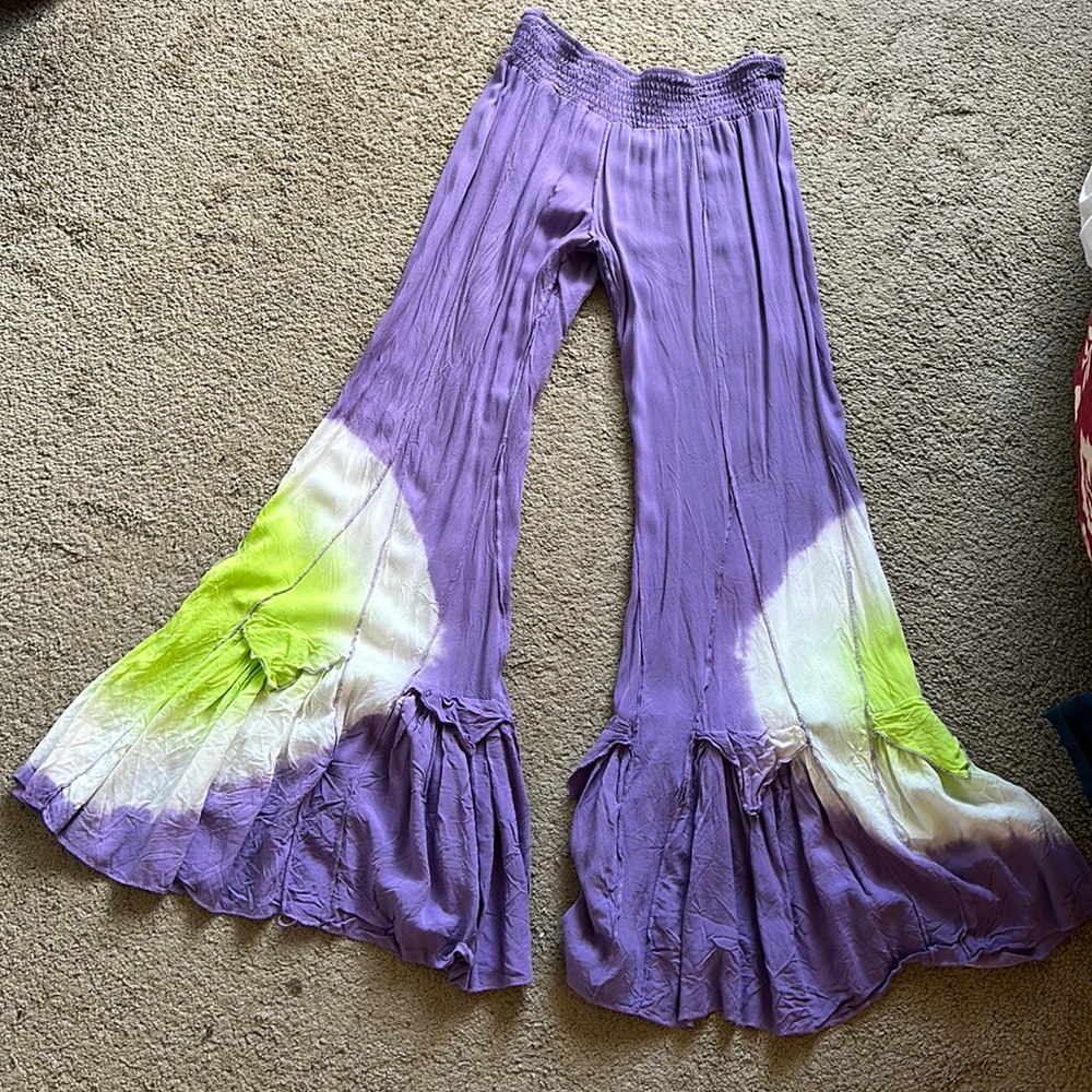 Cute gypsy pants with flare.